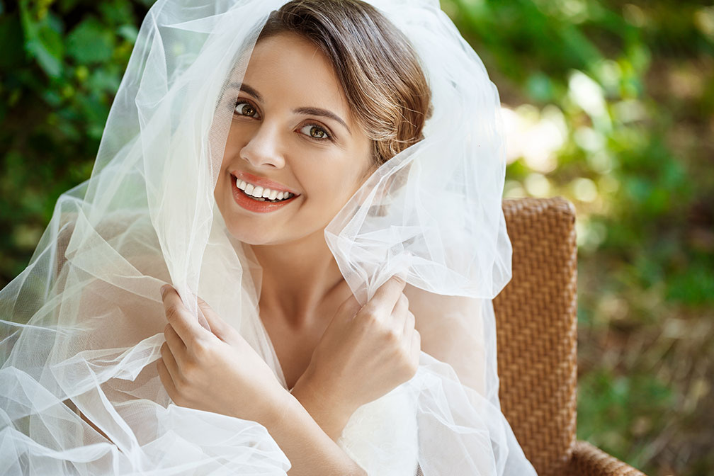 jeune mariée robe de mariée voile souriant